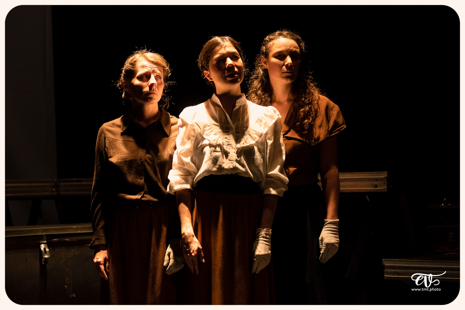 LA MESNIE H. - UN JOUR D'ÉTÉ